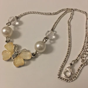 Halsband! - Zuper fint halsband med en glasfjäril och fina pärlor🤍🤍🤍 själva fjärilen är ca 1,5 cm och kedjan är 43cm