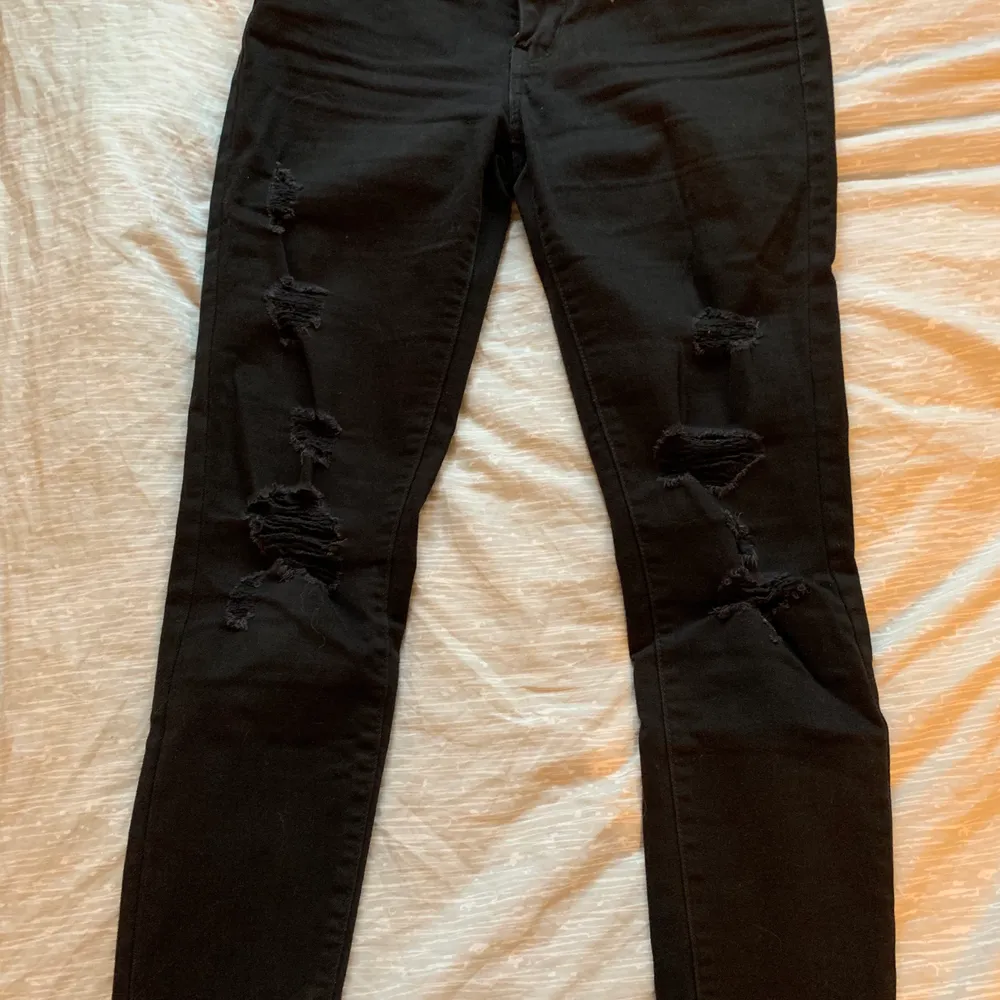 Lågmidjade, svarta jeans med hål och slitningar. Storlek 27/30 i mycket fint skick, nästan aldrig använda. Nypris ca 1200kr. Frakt ingår i priset!❣️. Jeans & Byxor.