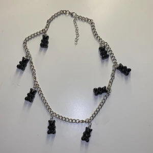 Halsband - Halsband med svarta gummibjärnar. Ordinarie pris : 120 kr. Kan mötas upp. Betala med Swish 