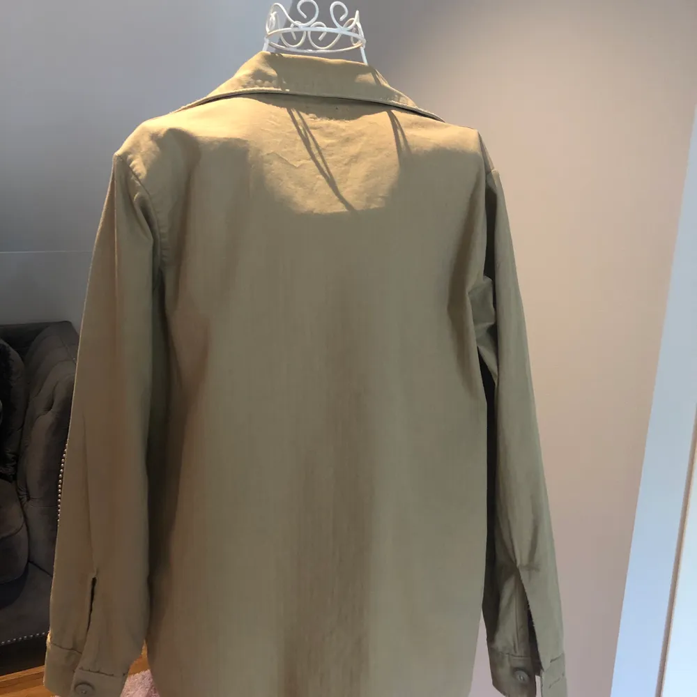 Tunn skjortliknande jacka som är väldigt fin att bara ha över en T-shirt eller annat. Den är i storlek small men är lite smått oversize. Slitningarna på jackan var så i modellen när jag köpte den. . Jackor.