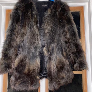 hollies jacka  - Säljer min älskade holliesjacka då den ej kommer till användning. Nypris ligger runt 4-5 tusen. Perfekt skick och perfekt till vintern. Täcker rumpan. Äkta päls. Det är ej så bra bilder men skickar bättre bild/video vid intresse.