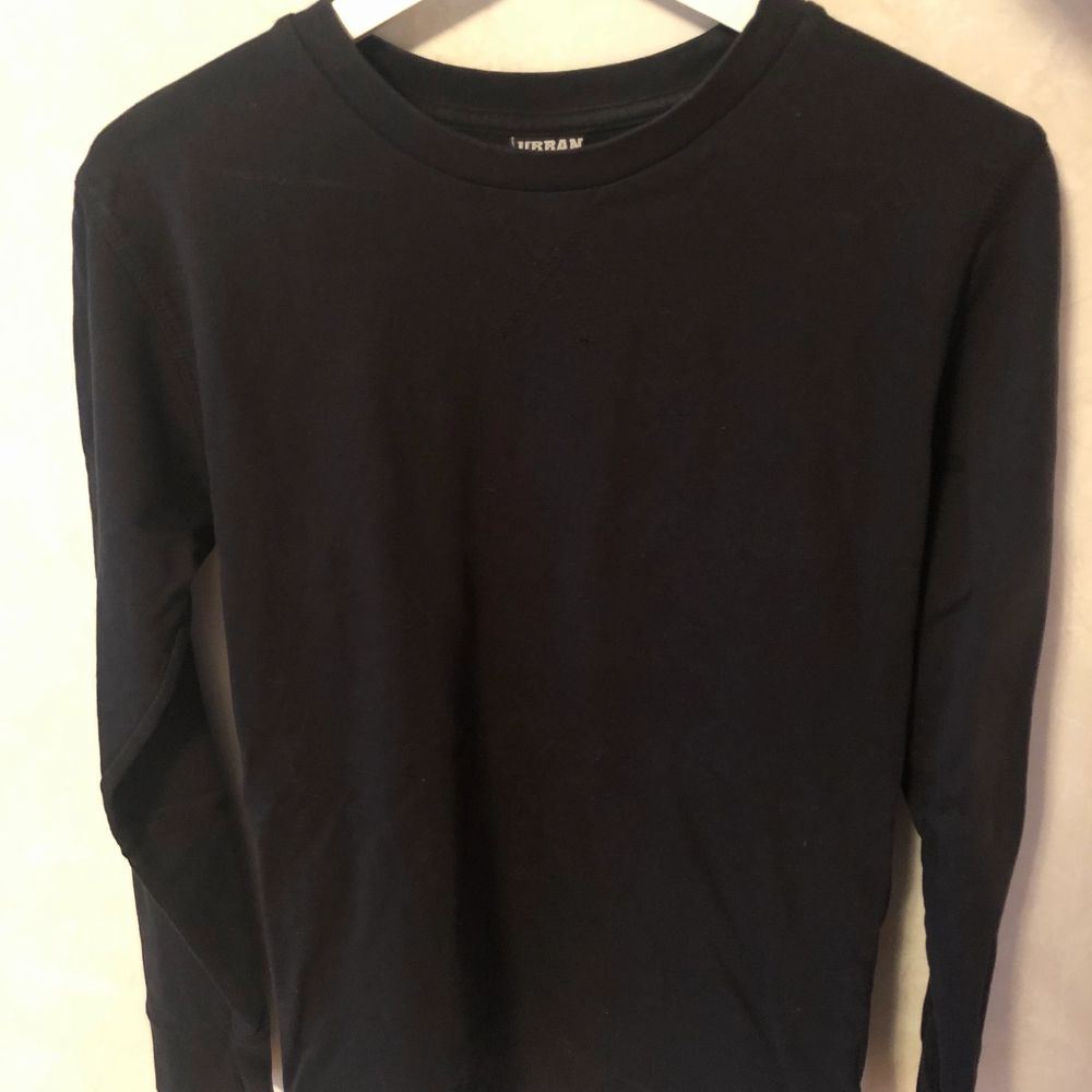 Svart unisex tröja från Urban Classic i mycket bra skick. Storlek S. Pris kan diskuteras. Tar endast Swish.. Tröjor & Koftor.