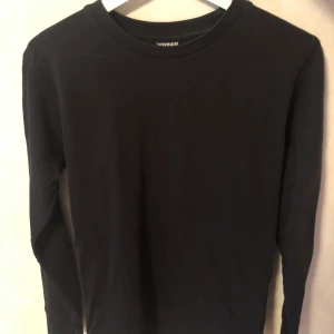 SVART UNISEX TRÖJA - Svart unisex tröja från Urban Classic i mycket bra skick. Storlek S. Pris kan diskuteras. Tar endast Swish.