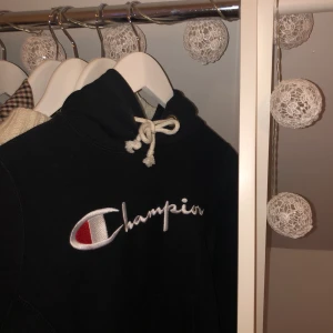 Champion Hoodie - Knappt använd champion hoodie, perfekt skick! Strlk XS/S. Nypris 1200:-