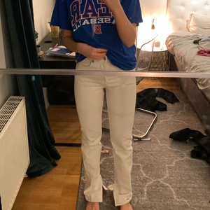 Byxor med slits från &other stories - Supersnygga vita byxor från stories, de har en slits nertill:) inköpspris ca 900kr