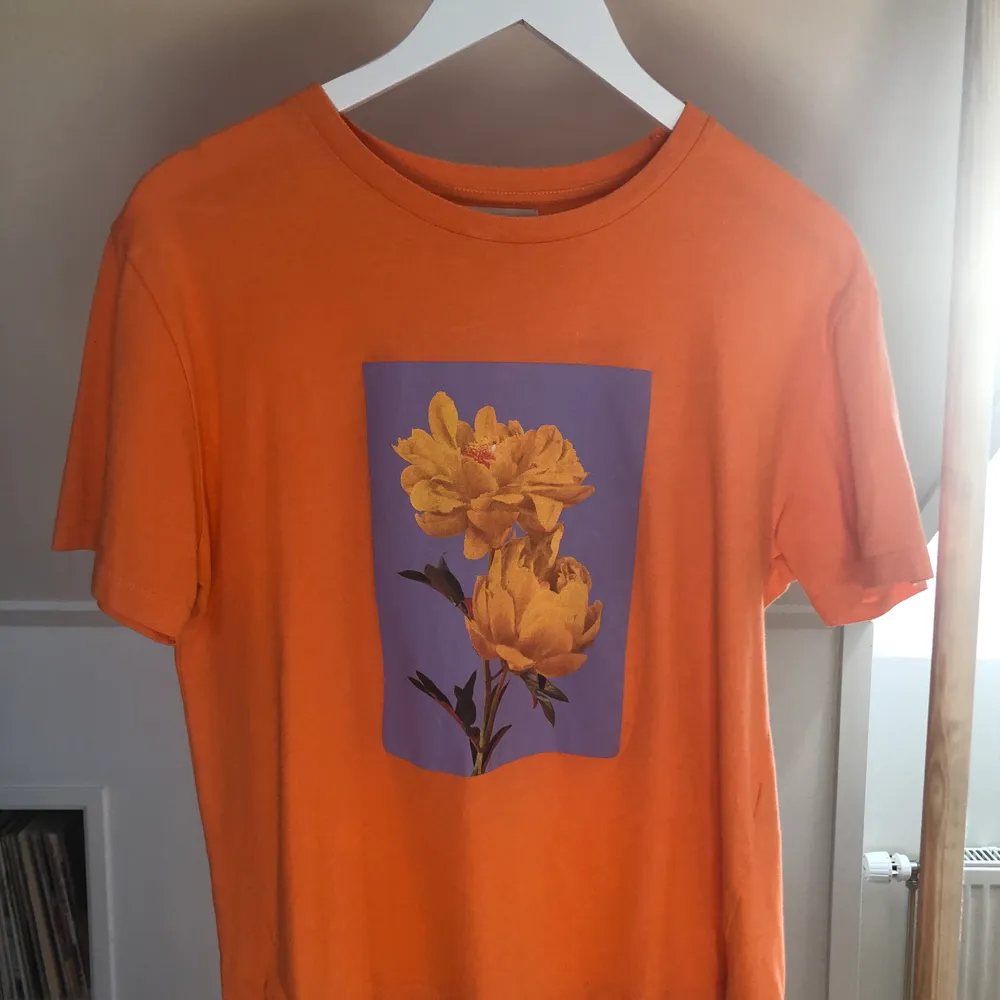 Orange t shirt med blommorna från Pull&bear! Köpen står för eventuell frakt🧡. T-shirts.