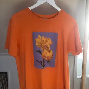 Orange t shirt med blommorna från Pull&bear! Köpen står för eventuell frakt🧡