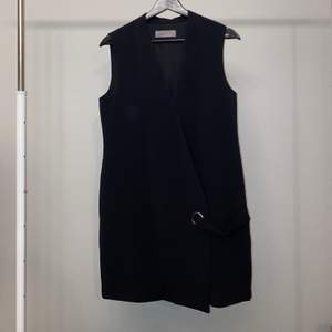 Svarta klänning från VERO MODA med storlek M. Oanvända bara testa 1 gång. Skicka chatten vid förfrågan eller betalning.