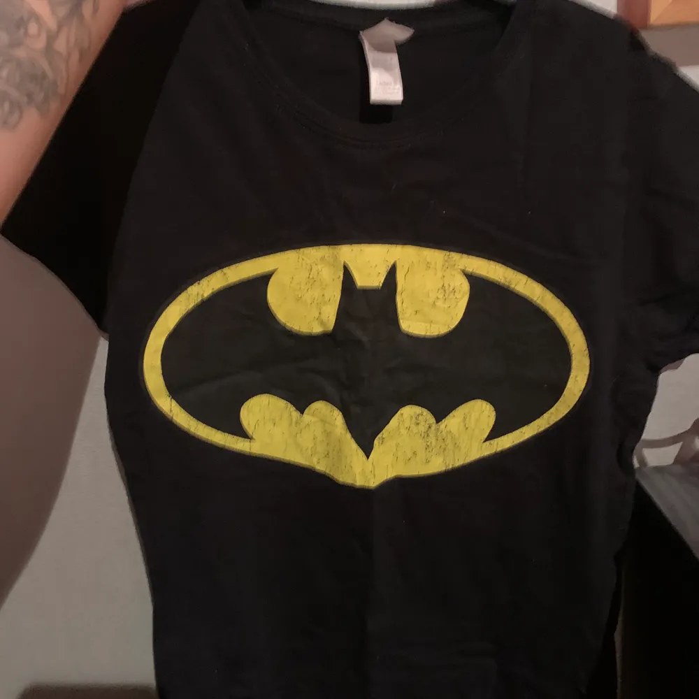 En svart Batman t-shirt som ej kommer till användning. Köptes på Sweet Love Sugar(heter nu Ovrhypd) på Emporia i Malmö för 129kr. Lite sliten, som man kan se på själva Batman loggan, men tycker personligen det är lite snyggt. Storlek S. Frakt 42kr.. Skjortor.
