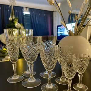 24st glas  - 24 st glas, 6st i varje modell☺️ nyskick! 600kr 