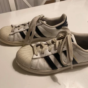 Adidas superstar - Storlek 37 1/3 100kr plus frakt 63kr.Se även mina andra auktioner. Samfraktar om du köper mer