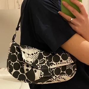 Handväska - Handväska jag sytt själv inspirerad av Fendis ”Baguette bag”🌸 Är reversible, så ser likadan ut på båda sidor🥰 kan även sy upp i andra färger om nån är intresserad 