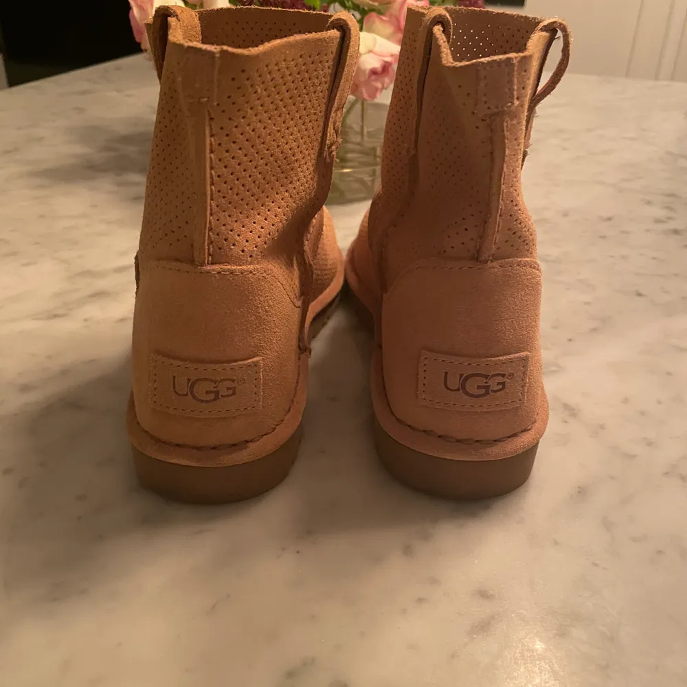 Uggs i storlek 39 som aldrig är använda och är i nyskick. Kom inte till användning pga att dom var lite stora för mig. Nypris 1499. Skor.