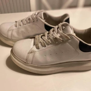 Vita snygga sneakers - Storlek 38 150kr plus frakt 63kr.Se även mina andra auktioner. Samfraktar om du köper mer