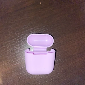 AirPods skal - Skal till AirPods från shein. Frakt 11kr tillkommer. Superfint i silikon skulle jag gissa, ger bra grepp. 