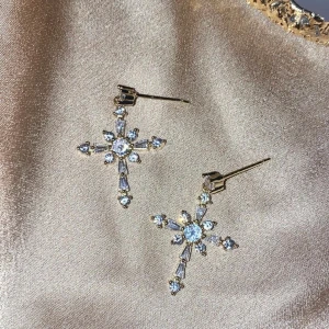 Cross earring - Snygga örhänge med hängande kors som är helt nya! 3 kvar💯❤️❤️ 89kr+11frakt.                                   material är sterling silver 92,5 perfekta till både vardag och fest!