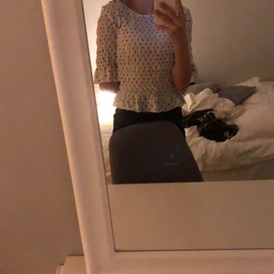 Topp - Lite använd fin topp töjbart luftigt material. Orginalpris runt: 179kr