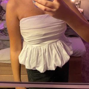 Festtopp  - Så fin festtopp från Zara, aldrig använd lappen kvar! Stretch i ryggen så skulle säga att den passar XS-M iaf! 