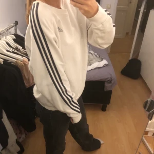 Adidas tjocktröja  - Superfin vintage adidas tröja, vit med mörkblåa ränder 💕 bra i skick lite för stor för mig bara 🦋