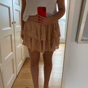 Jätte fin kjol ifrån h&m! Köpt för 2 år sedan och använd ett fåtal gånger, nypris 299 kr! Sälj pga för stor 