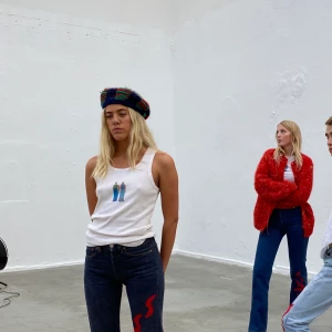 Tröja no:10 - AXELKONSTNAR x PHILIPPA - Vitt secondhand linne med print skapad av @axelkonstnar i samarbete med Philippa Parnevik. 