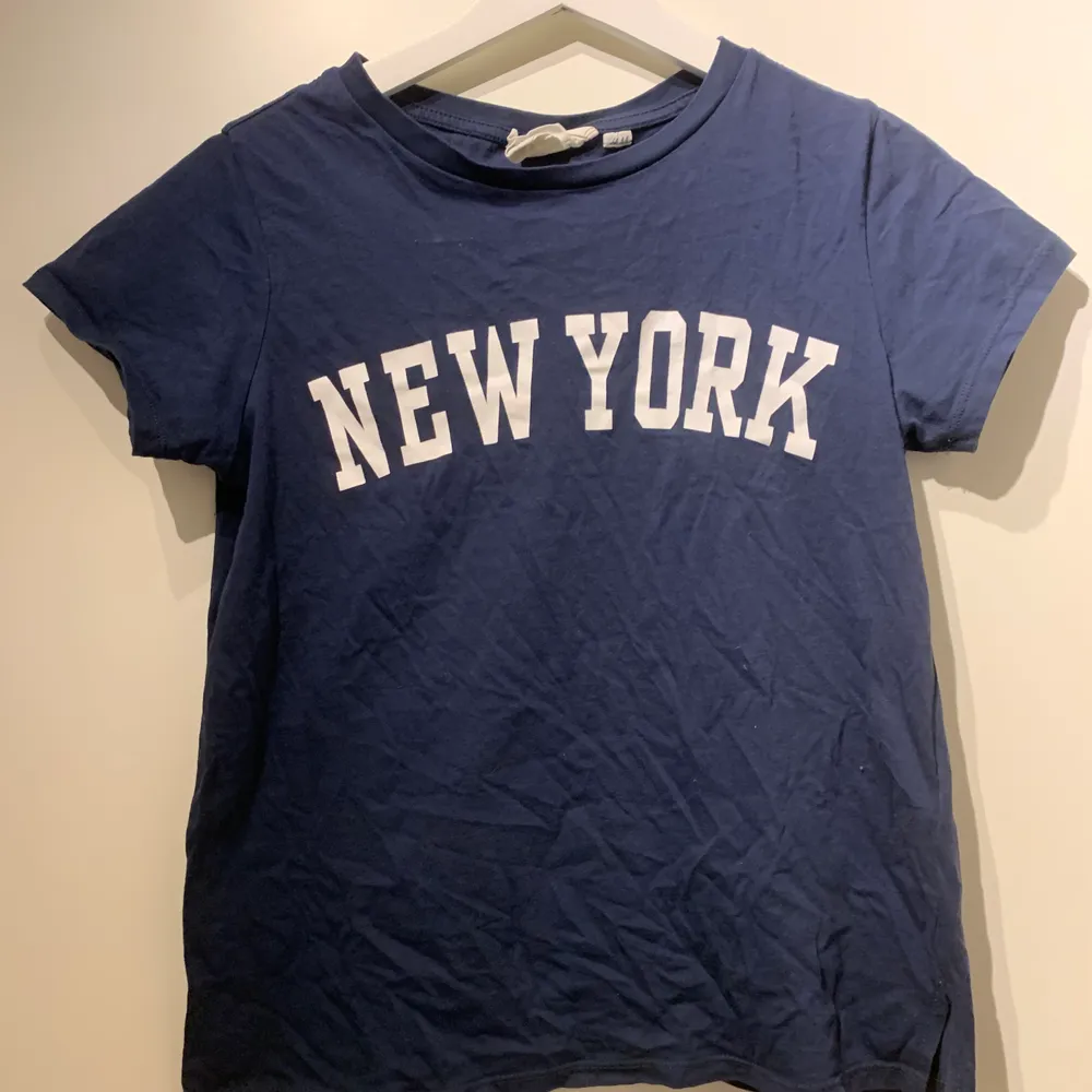 Marinblå T-shirt från hm i storlek xs (passar även s) men texten ”new york” på. 40kr + frakt. . T-shirts.