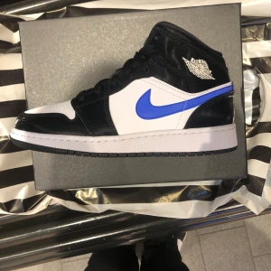 Air jordan 1 mid ” hyper royal” - Säljer ett par helt nya jordan 1 mid ”hyper royal”. Budgivning från 1200kr minsta ökning är 50kr. Buda i kommentarerna. Priset för o köpa direkt är 1800kr. Mvh viggo