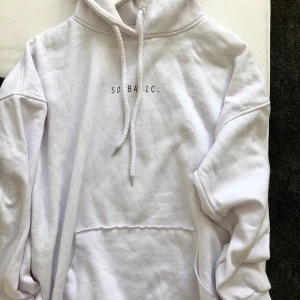 Oversized hoodie - Säljer denna supersnygga, nästan oanvända, oversized hoodien! Säljer då jag har en annan liknande. Storleken är XS-S men modellen är oversized så skulle att den mer är som en L.     Säljer för 179kr. Köparen står för frakt💜