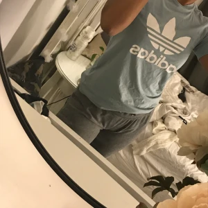 Adidas tröja - Säljer denna fina blåa adidas tröja andvönd högst 2 gånger 🦋🧚🏽👗🧢💍frakt ingår ej!!!!