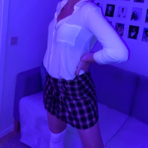 Rutig kjol - Säljer min ”schoolgirl” kjol köpt på second hand i höstas. Supersöt kjol men tyvärr för liten för mig. Det är bara att höra av dig om du har några frågor eller är intresserad !! 🥰😽😝