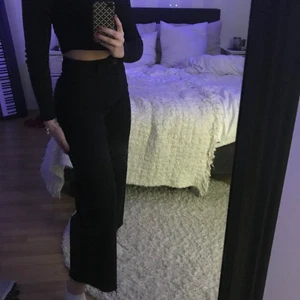 Svarta utsvängda jeans storlek 36 - Sköna utsvängda jeans från zara, sitter åt i rumpan och lår men går ut efter knäna. De går till ungefär anklarna på mig som är 1,70