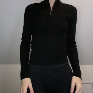 Polo med dragkedja  - Fin svart polo tröja med dragkedja. I bra skick