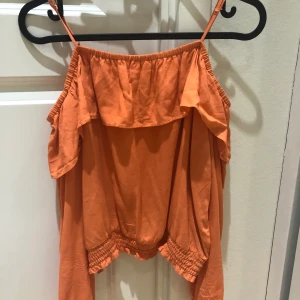Off shoulder - En persikofärgad off shoulder tröja som passar fint till både vardag och lite festligare tillställningar. Köpt på H&M. Fler bilder kan skickas om det så önskas. 
