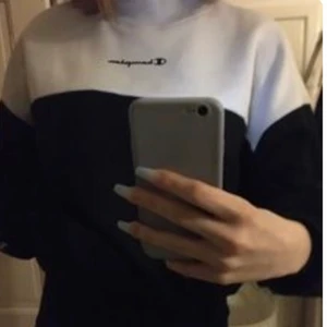Champion - En svart/vit sweather från champion. Jättefin. Knappt använd. Hör av er för fler bilder💕