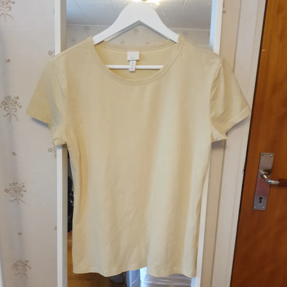 HM basic Gul t-shirt. Den är L men är liten i storlek . T-shirts.