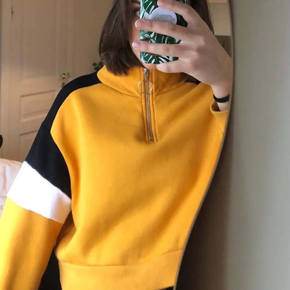Croppd hoodie från H&M i gul, svart och vitt. Änvöbd fåtal gånger, i bra skick. Storlek S och normal i passformen. Köpt för ca 150kr men säljer för 50kr + frakt😊♻️. Tröjor & Koftor.