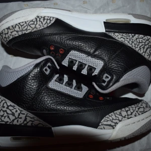Jordan Retro 3 Black Cement - Jordan Retro 3 Black cement i väldigt bra skick bortsett från färgen som försvunnit längst fram på vänstra skon, vilket syns på bild 3. Helt nya kostar 2500:-
