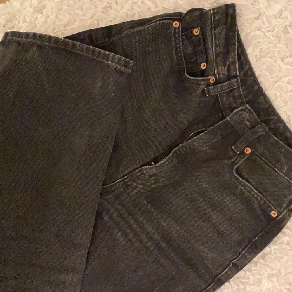 Säljer mina favvo jeans pågrund av att de blivit för små. Så fina och perfekt längd för mig som är 164💕 i storleken 24/30 fraktar eller möts i uppsala😊 . Jeans & Byxor.