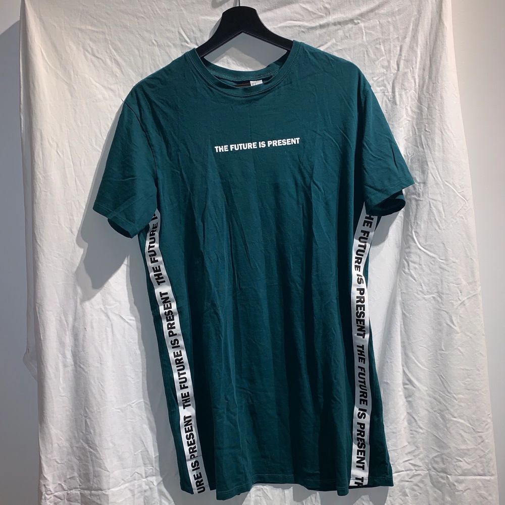 Snygg grön T-shirt med texten ”the future is present” vid bröstet och längst sidorna. Jag älskar färgen på denna tröja men trots det används den inte och därför säljs den. Tröjan är i gott skick och är oversize . T-shirts.