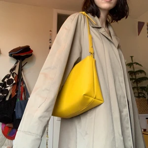 gul axelväska - mycket trendig gul axelväska! rymmer mycket och är i bra skick! kan mötas upp i gbg, köpare står för frakt :)