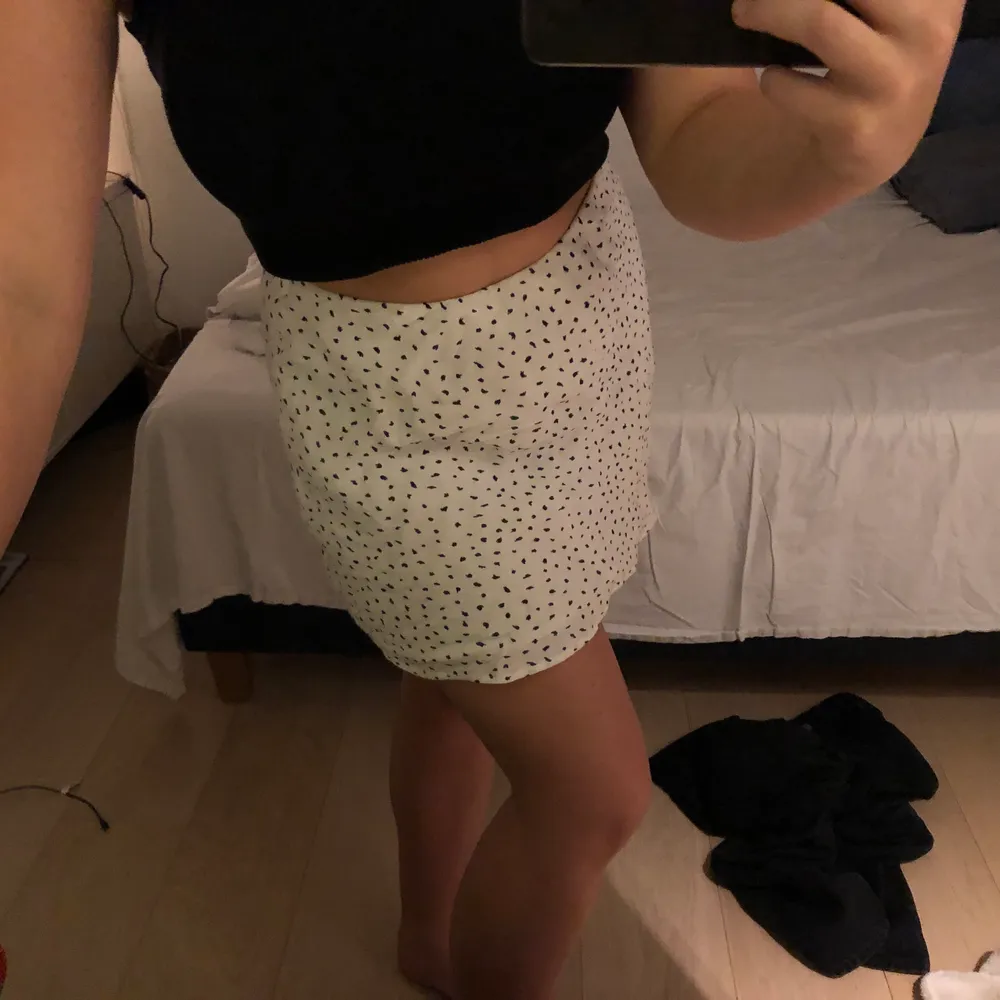 En kjol från cotton on som är köpt i Australien i vintras! Väldigt gullig till sommarn och den är i bra skick🤍den är i storlek m men skulle säga att den är mer en s!. Kjolar.