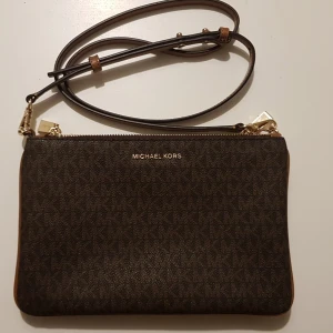 Michael kors crossbody - Använd 2-3 som ny
