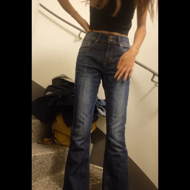 Väldigt sköna byxor i mörkblått jeansmaterial. Jag på bilden är 175 cm och de passar mig perfekt! Frakt 60kr❣️. Jeans & Byxor.
