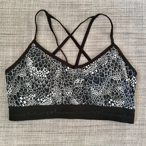 Röhnisch sport-bh  - Sport-bh från Röhnisch i ett coolt mönster. Oanvänd! Skriv till mig om du är intresserad eller om du har några frågor☀️ Fraktkostnad tillkommer! 