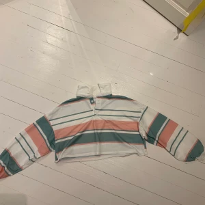 Vintage tröja - En randig vintage tröja som är använd 1 gång! Vänligt fin och är i toppen skick!💙💗💙💗 är i storlek M men är ganska liten.