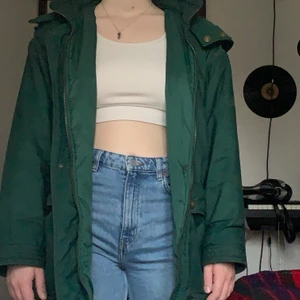 Vinterjacka - Jätteskön och varm vinterjacka! Den är lite oversized och passar perfekt ifall man vill ha tjocka kläder under, den är köpt på Stadsmissionen men är fortfarande i väldigt bra kvalitet.❄️