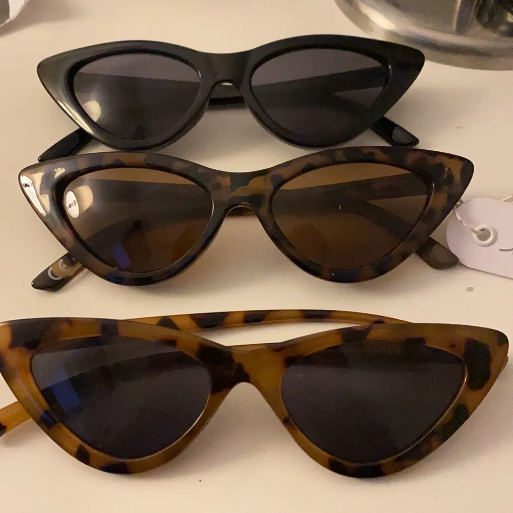 Säljer mina skit snygga vintage glasögon i as cool modell, de är i svart, mörk brun och ljusbrun! 50kr st men 130kr tsm🌟🕶. Accessoarer.