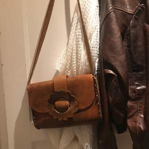 Säljer min bruna läderväska med ett ”blomspänne” 🍁 köpt för typ ett år sedan på en secondhandbutik i Järpen! Kommer tyvärr inte till andvändning längre. 🌼
