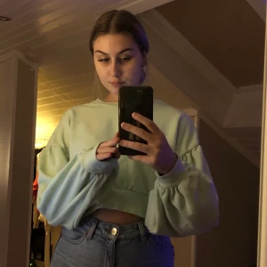 mintgrön sweatshirt - jättefin mintgrön sweatshirt med ballongärmar från bershka i storlek 34. endast använd en gång så i princip oanvänd. köparen står för frakt 🤍