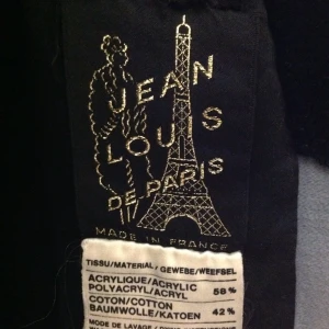  - Jacka i svart fuskpäls
Går till nedanför rumpan
Varm och lämpar sig bra som vinterjacka

Kolla gärna mina andra annonser. Har en hel del märkeskläder till bra priser. Kan mötas i Stockholm eller Västerås, alt skicka mot att köparen betalar fraktkostnaden. Har Swish!